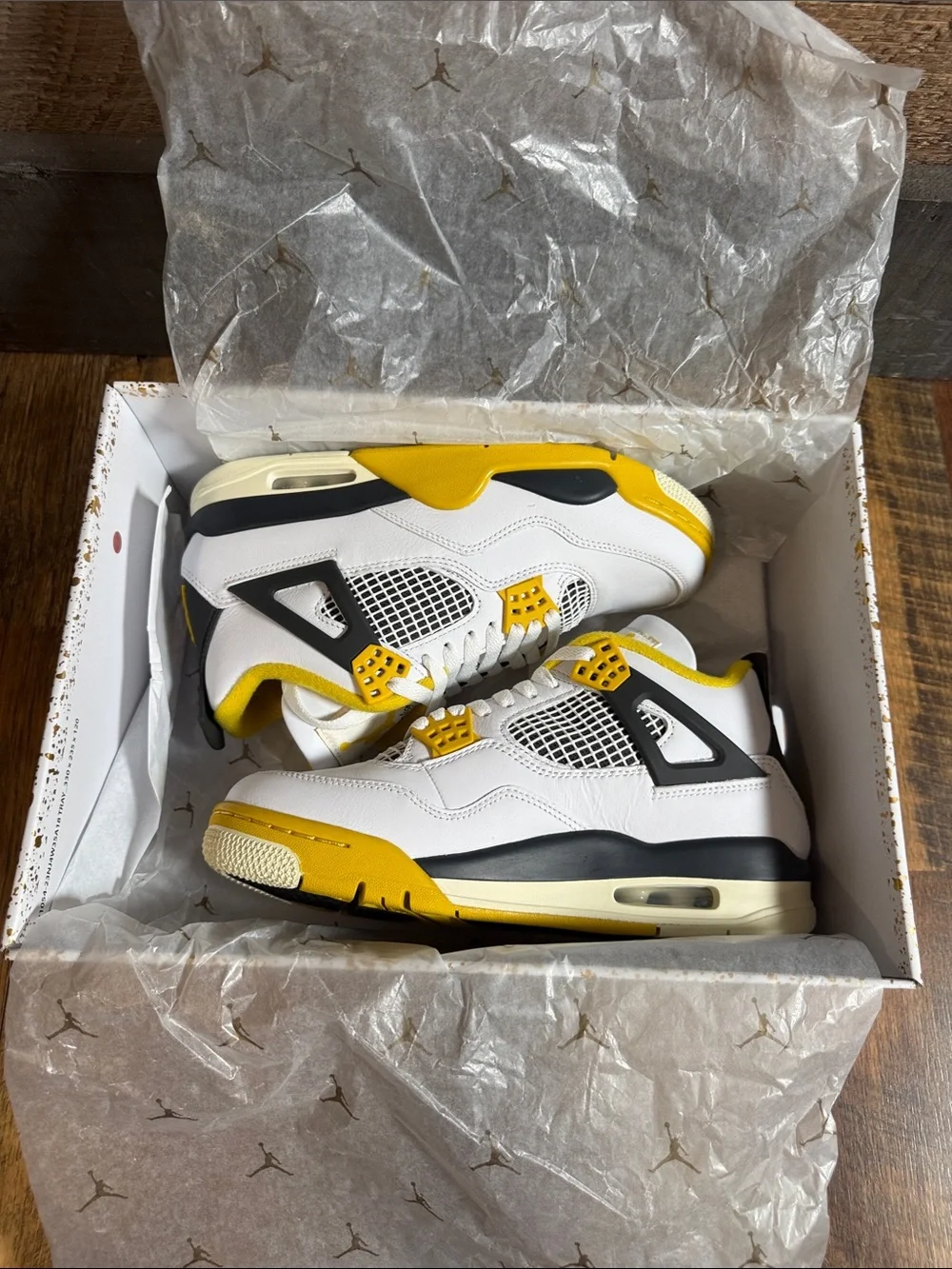 Nike Air Jordan 4 Retro Vivid Sulfur White Yellow Women’s 8.5 Men’s 7 DS